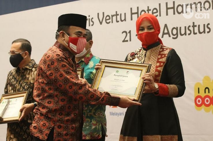 Bupati Jember Faida Terima Penghargaan dari Menteri Agama Fachrul Razi