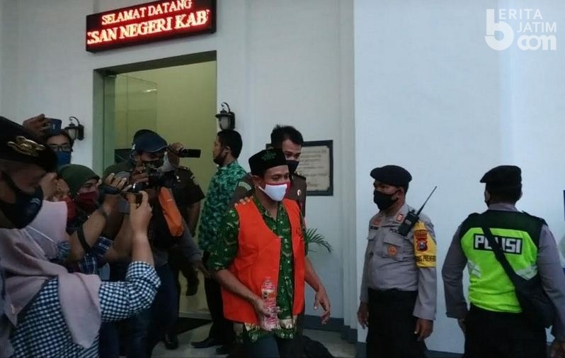 Proses Penahanan Kades Lebak Jabung di Mojokerto Dramatis, Keluarga Pingsan