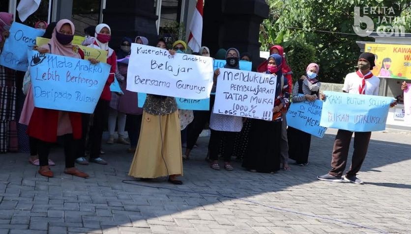 Demo Disdik Jombang, Walimurid Desak Belajar Daring Diakhiri