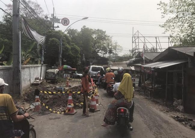 Pipa PDAM Gresik Bocor, Air Meluber ke Jalan Raya Kebomas