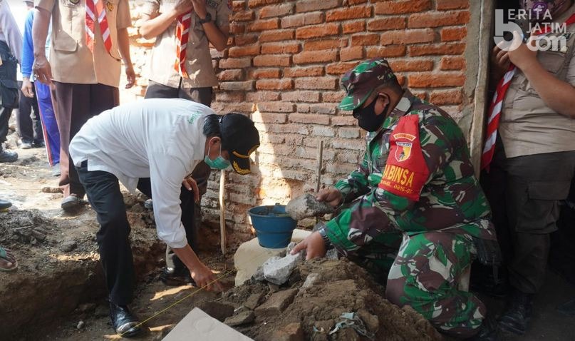 Pramuka Sidoarjo Bantu Bedah Rumah Warga