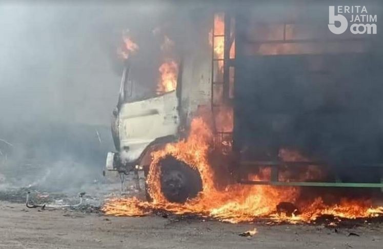 2 Truk Terbakar di Area SPBU Bypass Krian