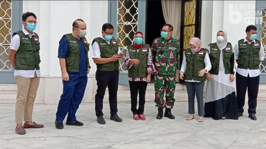 Mahasiswa FK Unair Turun ke Pasar Pasar Beri Edukasi Pencegahan Covid