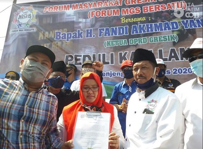 Gus Yani-Bu Min Tanda Tangan Pakta Integritas di Atas Jembatan Kali Lamong
