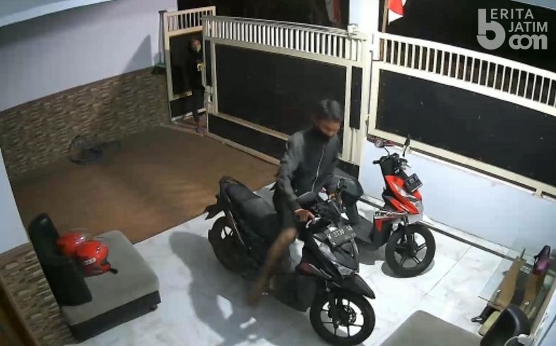 Pencurian di Krian Sidoarjo Terekam CCTV