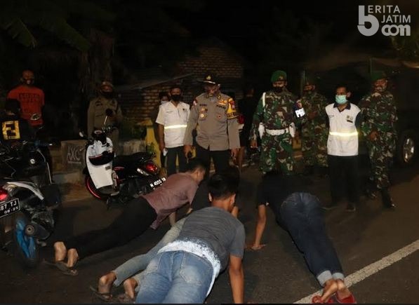 Razia Cafe, Polisi Hukum Push Up Pengunjung Tak Bermasker