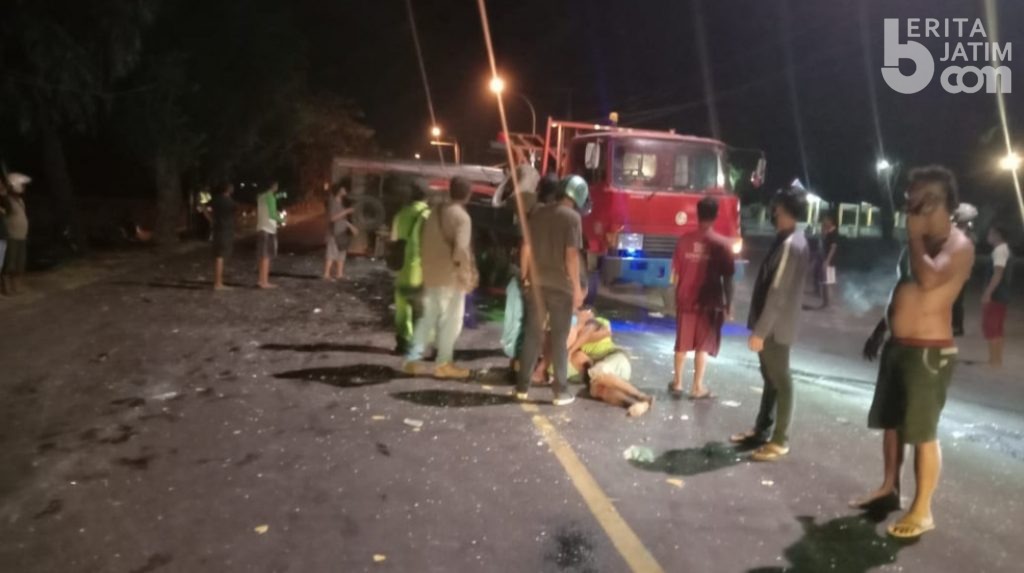 Seruduk Truk Diesel Hingga Terguling, Sopir Pikap Terjepit
