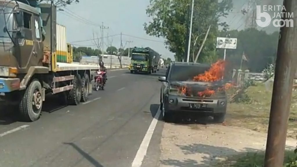 Habis dari Bengkel, Mobil Nissan Xtrail Terbakar di Jalur Pantura Tuban