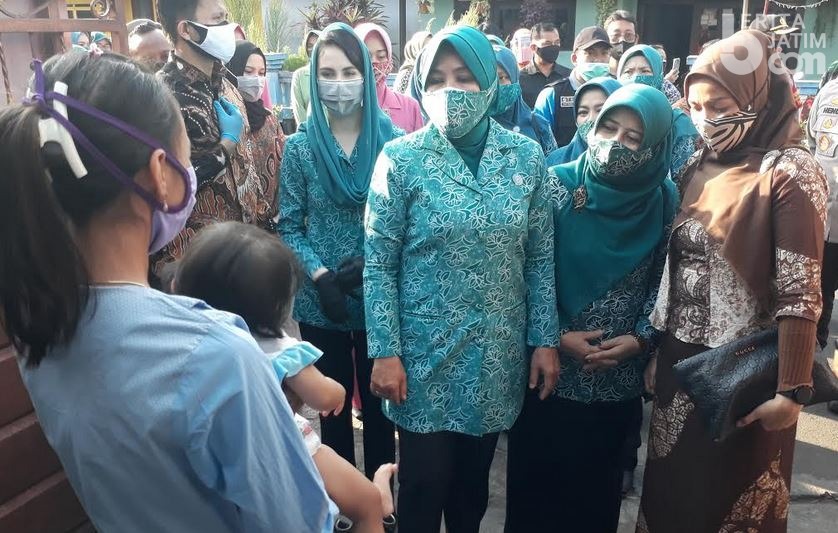 Sambangi Warga Dau, Ketua PKK Tri Tito Karnavian Beri Bingkisan
