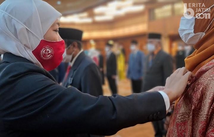 Gubernur Sematkan 2.694 Satyalancana Karya Satya ASN, Ingatkan Netralitas Pilkada