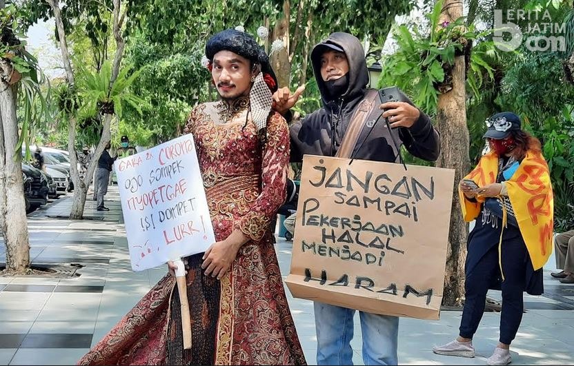 Lagi, Balai Kota Surabaya Digeruduk Massa