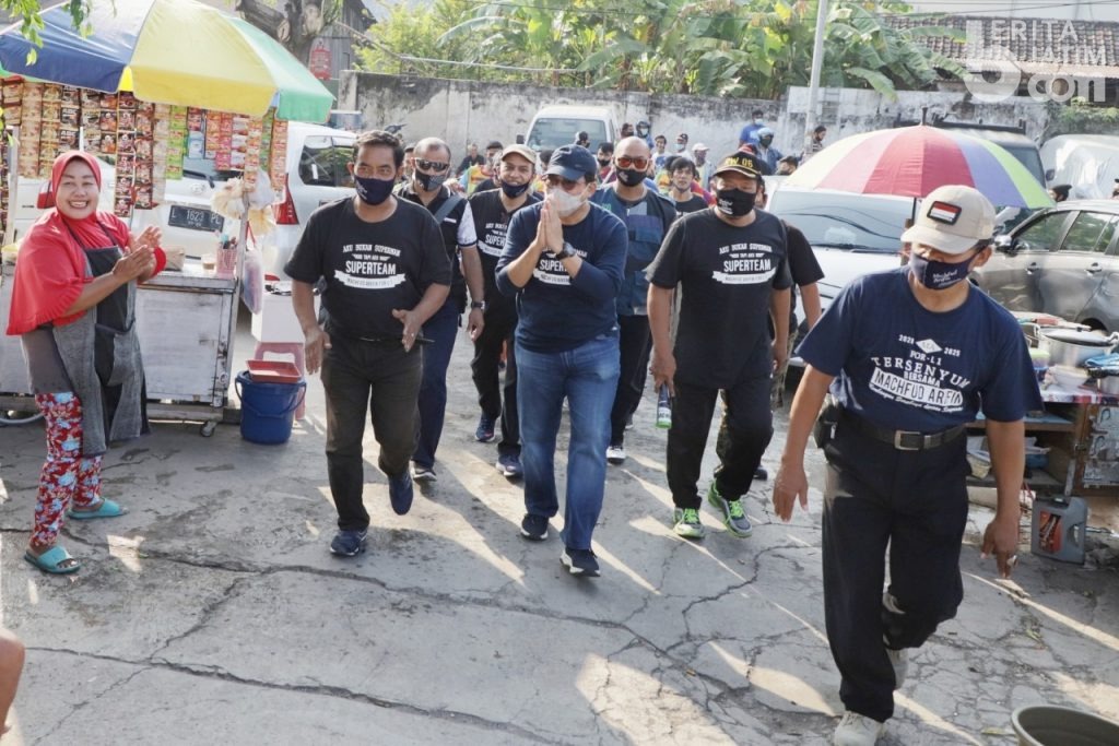 Awali Hari Minggu, Machfud Arifin Senam Bersama dan Serap Aspirasi Masyarakat Banyu Urip