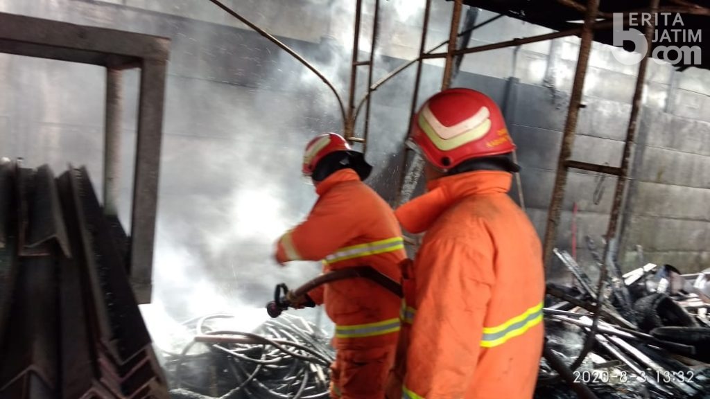 Gudang Tumpukan Kayu dan Plastik di Menganti Gresik Ludes Terbakar