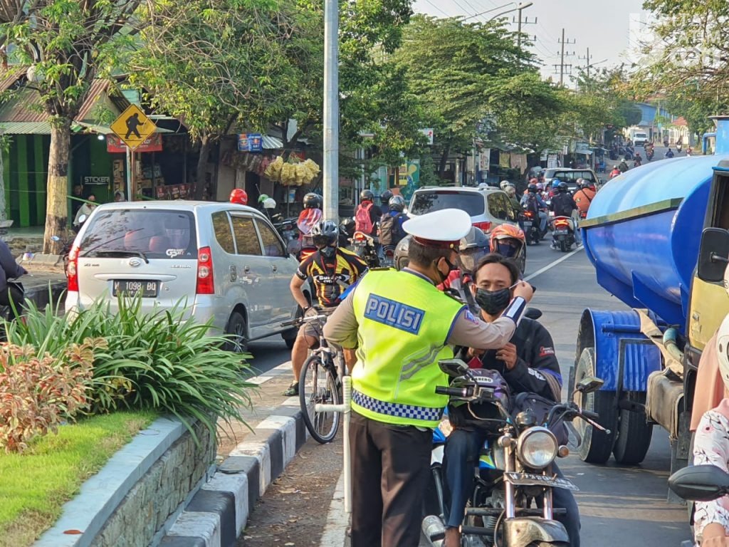 Hari Kesepuluh Operasi Patuh Semeru 2020, Polres Gresik Bagikan 10 Ribu Lebih Masker