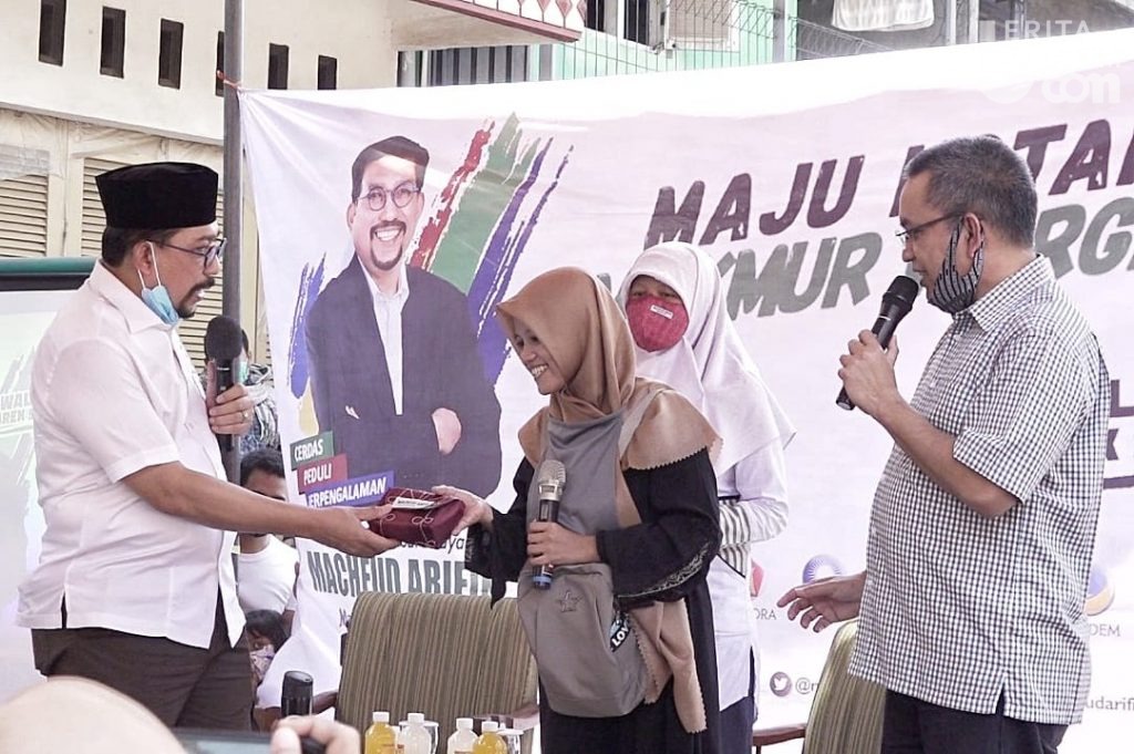 Senangnya Milenial Sidotopo Dapat Hadiah Ulang Tahun dari Machfud Arifin