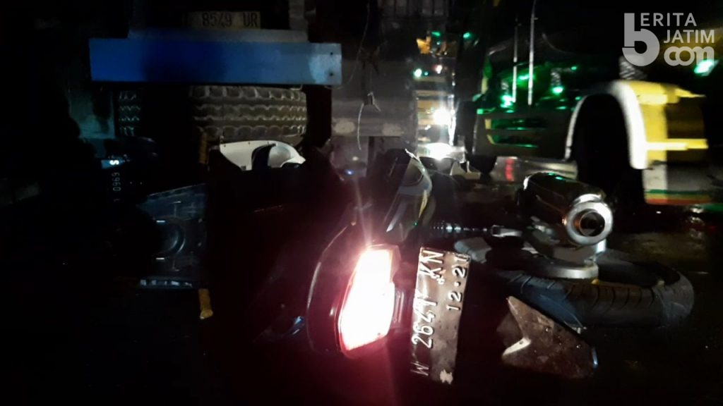 Dua Motor Masuk Kolong Truk Parkir di Mojosari, 1 Meninggal