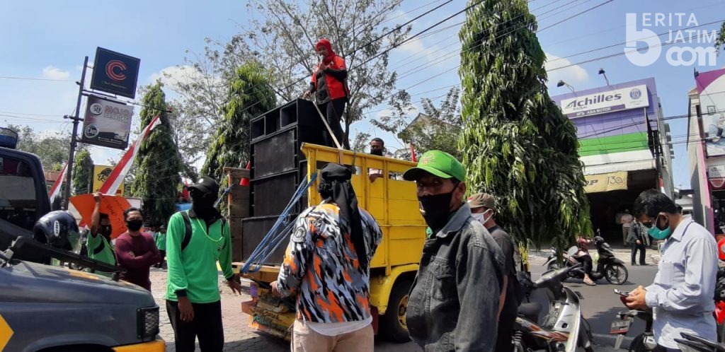 PHK Tanpa Pesangon, Mantan Karyawan PT WOM Finance Mojokerto Demo