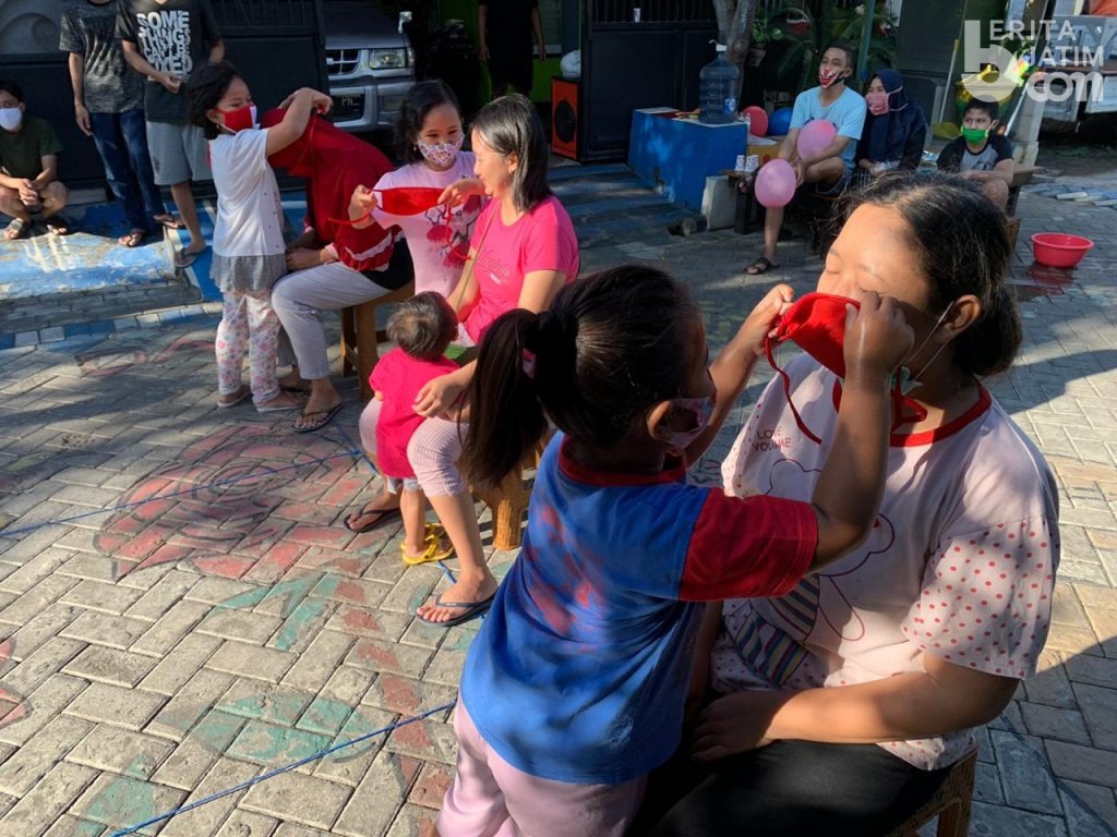 Meriahkan HUT RI, Anak-anak Ini Ikuti Lomba Memasang Masker dan Cuci Tangan