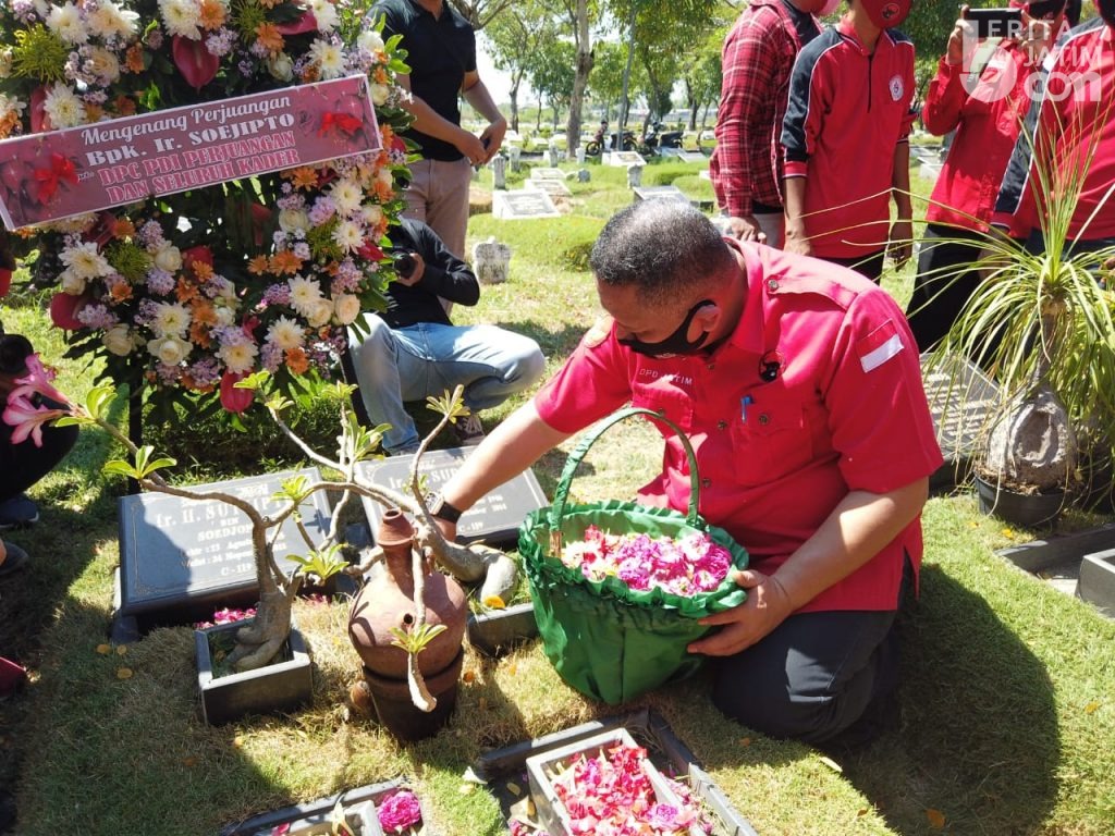 Bersama DPC PDIP Surabaya, Whisnu Sakti Ziarah ke Makam Pak Tjip