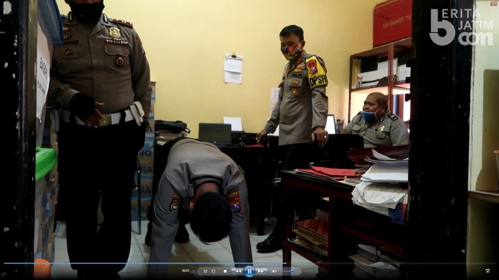 Tak Kenakan Masker, Anggota Polres Sumenep Dihukum Push Up