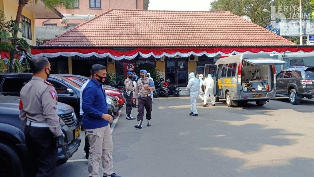 Satu Kompi Personel Polresta Malang Kota Jemput Paksa Pria Cium Jenazah Covid-19