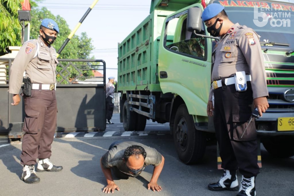 Tak Pakai Masker saat Masuk Polres Jombang, Sopir Dihukum Push-up