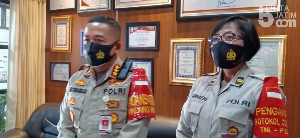 Polresta Malang Kota Pakai APD Lengkap Saat Periksa AS Pencium Jenazah Covid-19