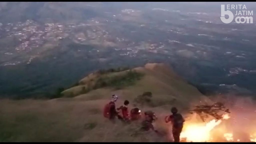 Padang Savana di Gunung Penanggungan Mojokerto Terbakar