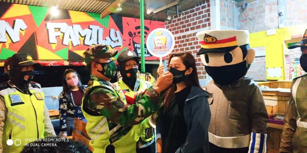 Badut Polantas Bagi Masker Bersama Tiga Pilar Prajurit Kulon Mojokerto