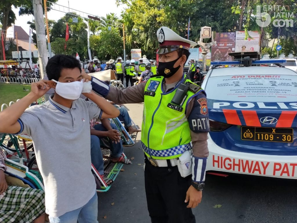 Target Menuju Zona Hijau, Polisi Gresik Gencar Bagikan Masker