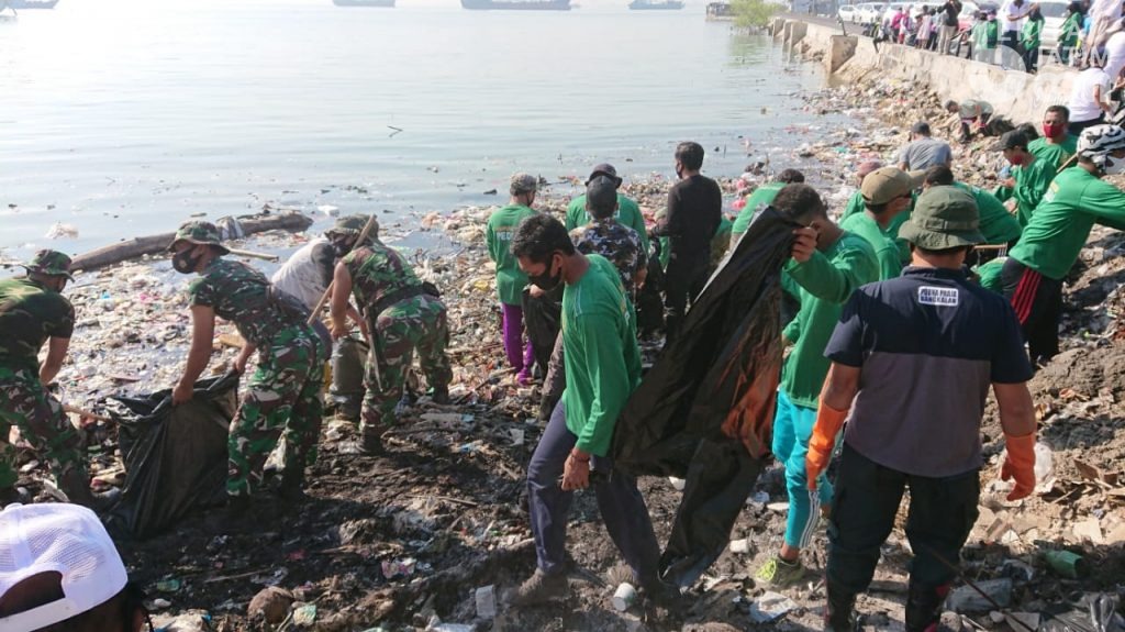 Pantai Palabuhan Kamal Masih Penuh Sampah