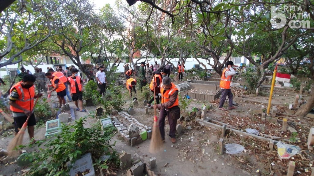Tak Pakai Masker, Warga Sidoarjo Digiring ke Kuburan