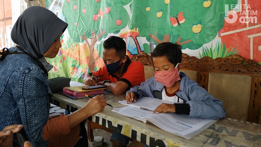 Pelajar SMK di Mojokerto Belajar Daring Sambil Bantu Jualan Es Degan