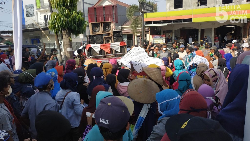 Masih Bertahan, Warga Tolak Pulang Tanpa Kades Lebak Jabung Non Aktif