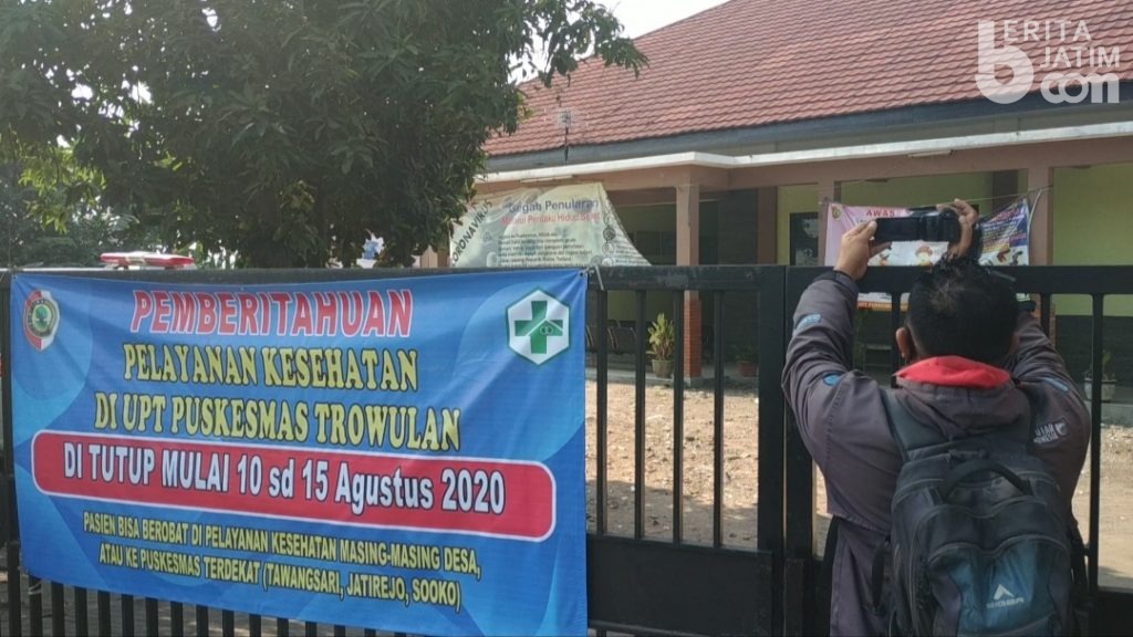 Penyemprotan Disinfektan di Puskesmas Trowulan Dilakukan Periodik
