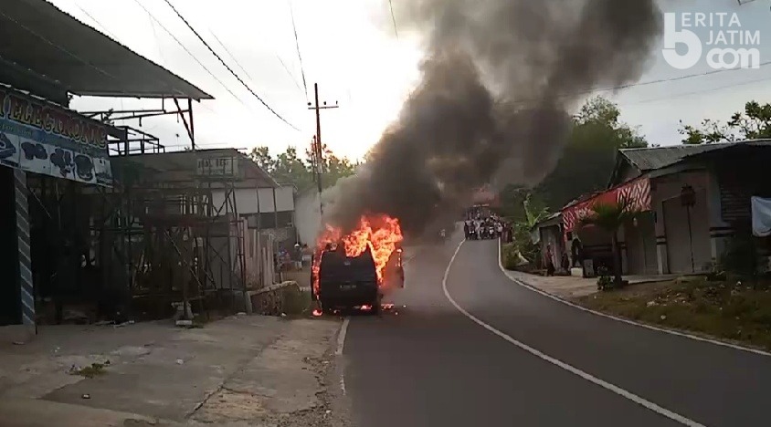 Mobil Carry Hangus Terbakar di Pamekasan