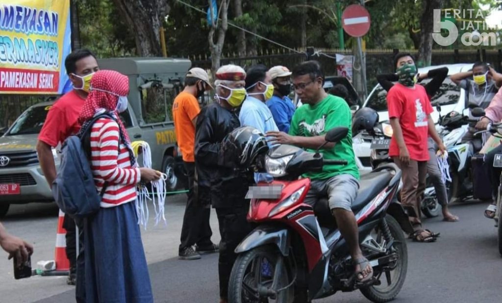 Dukung Gerakan Pamekasan Bermasker, Trendy Bagi-Bagi Masker