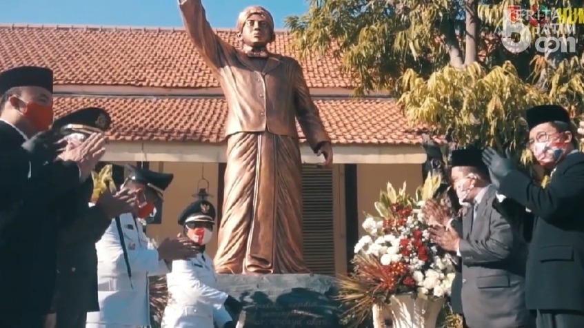 Patung Soekarno Kecil Diresmikan di SMPN 2 Mojokerto