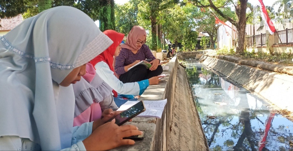 Demi Wifi Gratis, Siswa di Pamekasan Rela Belajar di Tepi Kali