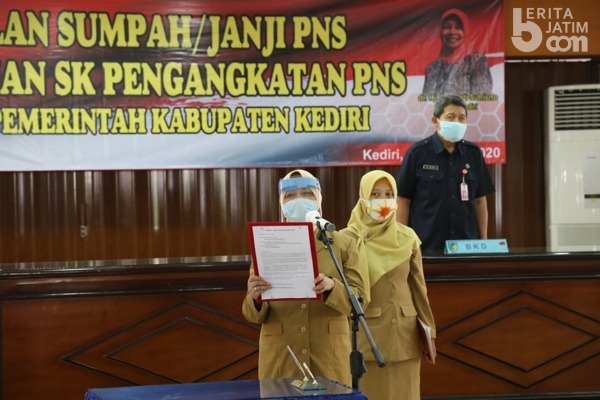 Bupati Kediri Serahkan SK Pengangkatan 447 PNS