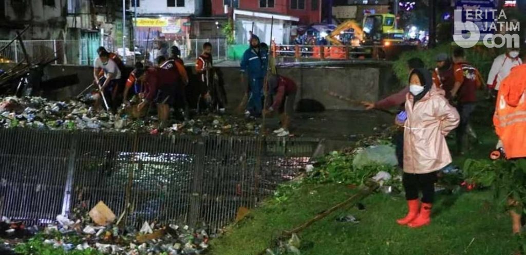 Curah Hujan Tinggi, Risma Terjun Antisipasi Genangan