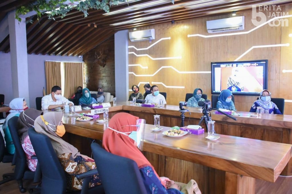 Wali Kota Kediri Ikuti Launching Gerakan 26 Juta Masker se-Jatim