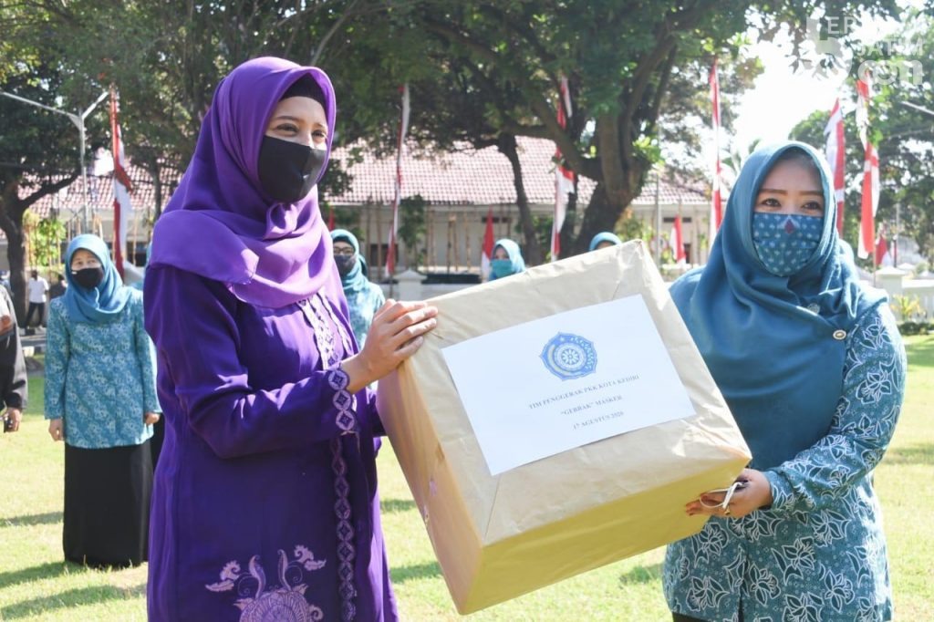 Dukung ‘Gebrak Masker’, Ketua TP PKK Kota Kediri Bagikan 78 Ribu Masker