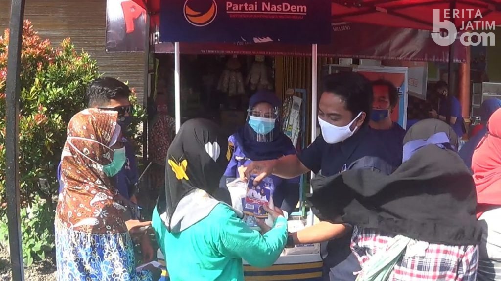 Sambil Operasi Pasar Murah, NasDem Bagi Brosur Mas Dhito Bacalon Bupati Kediri
