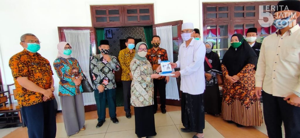 Bupati Jombang Serahkan Bantuan Perlengkapan Kesehatan Pencegahan Covid-19
