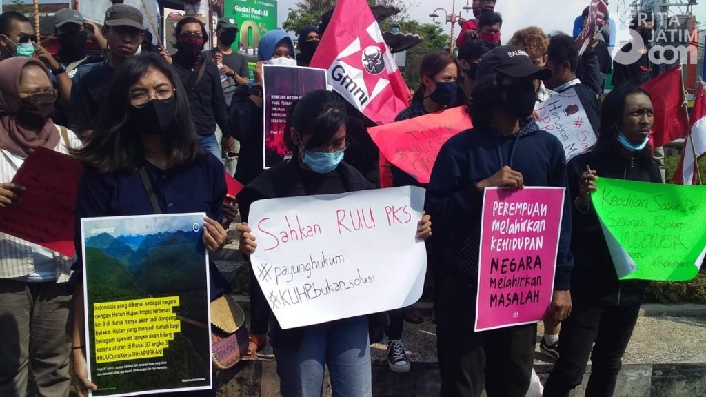 Puluhan Aktivis Mahasiswa dan Buruh Tolak RUU Omnibus Law