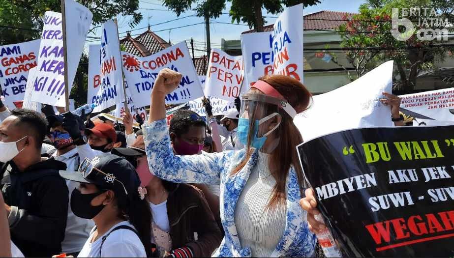 Ratusan Pekerja Hiburan Malam Demo Balai Kota Surabaya