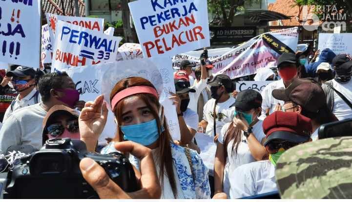 Pekerja Hiburan Malam Demo di Balai Kota Surabaya Tanpa Jaga Jarak