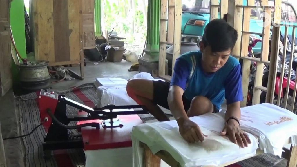 Jurus Pemuda Produsen Kaus di Kediri Bertahan di Tengah Pandemi