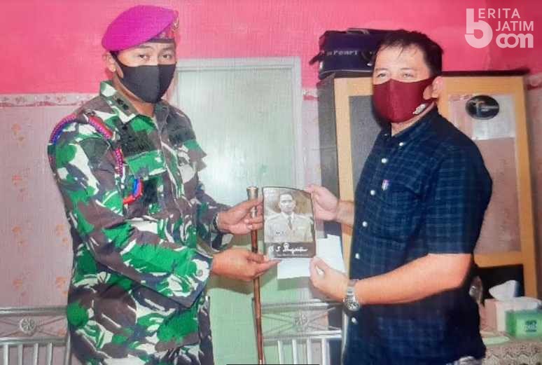 Keluarga DI Pandjaitan Beri Perhatian kepada Prajurit KKO Angkat Jenazah Pahlawan Revolusi